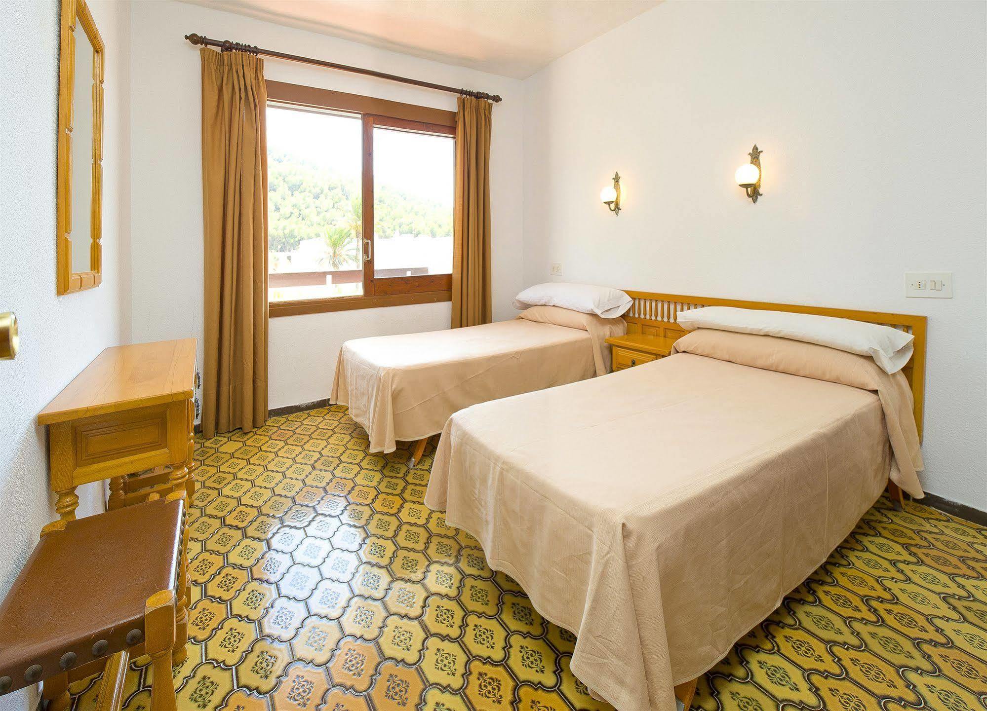 Apartamentos Cala Llonga กาลายองกา ภายนอก รูปภาพ