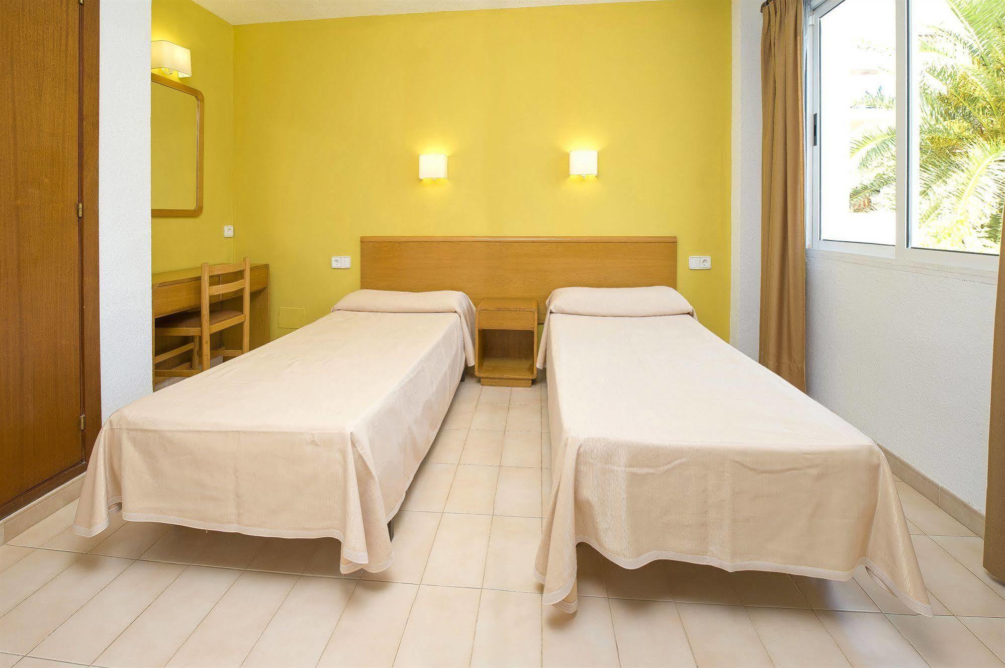 Apartamentos Cala Llonga กาลายองกา ภายนอก รูปภาพ