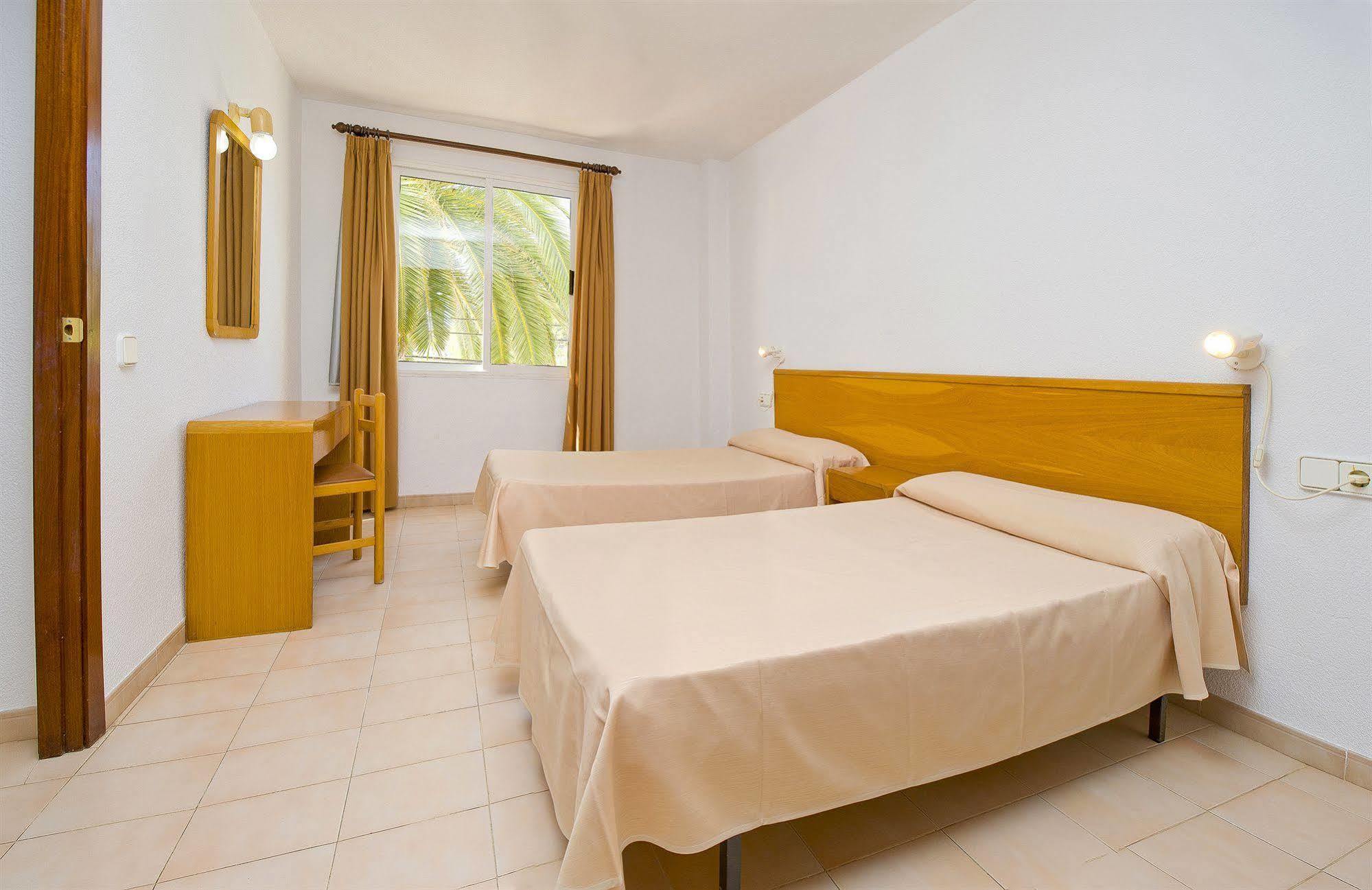 Apartamentos Cala Llonga กาลายองกา ภายนอก รูปภาพ