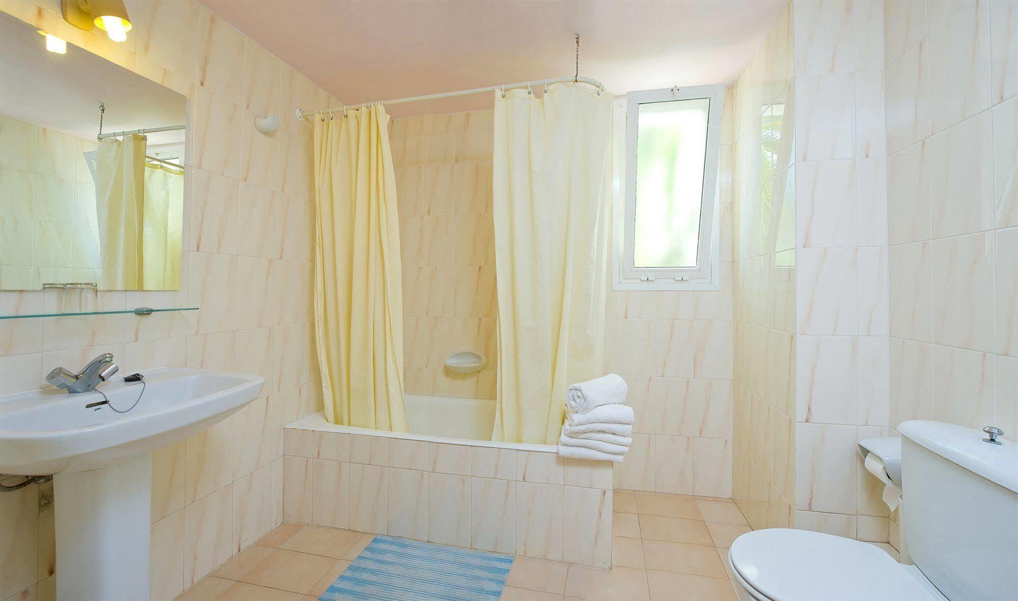 Apartamentos Cala Llonga กาลายองกา ภายนอก รูปภาพ
