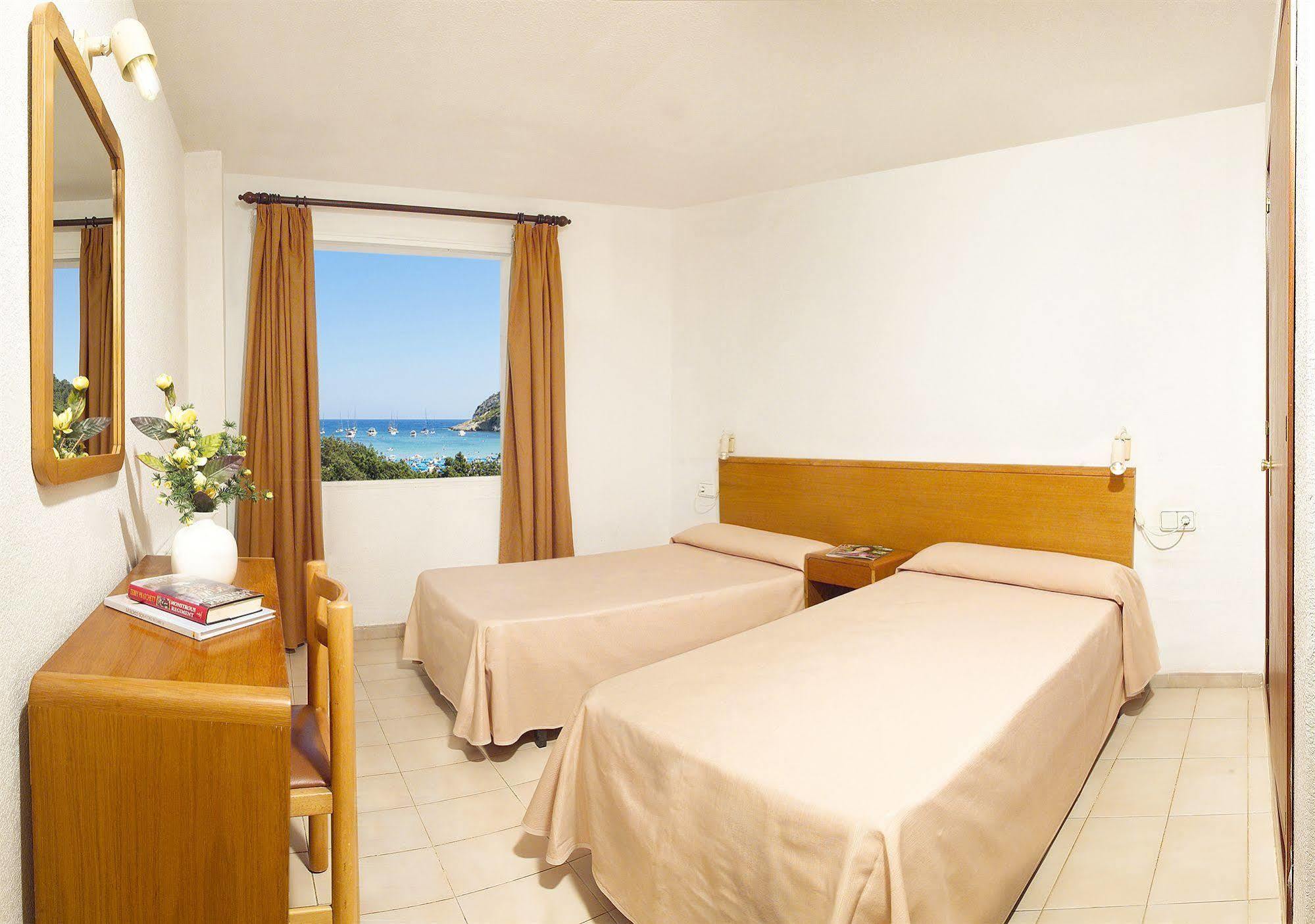 Apartamentos Cala Llonga กาลายองกา ภายนอก รูปภาพ