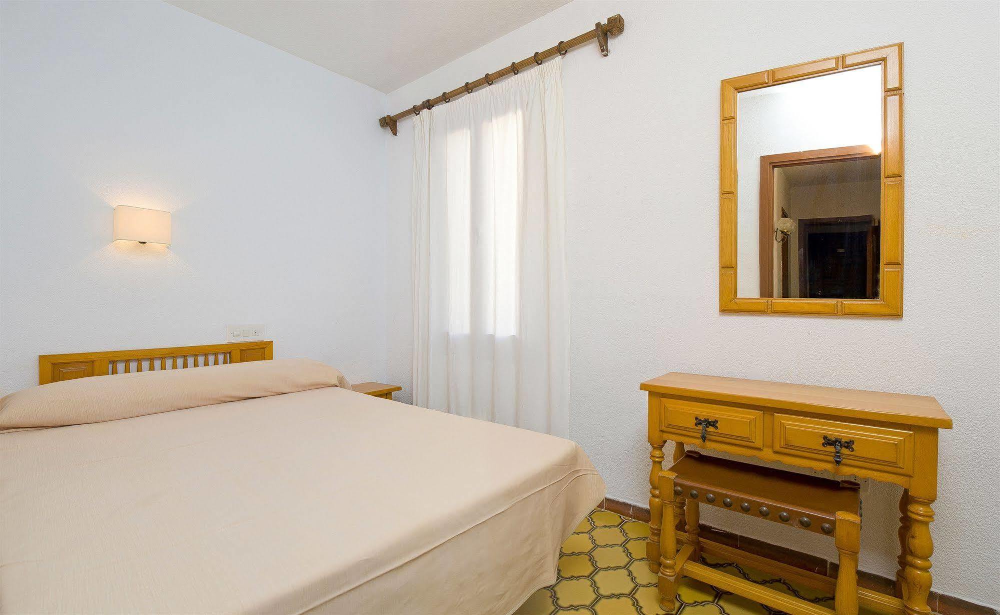 Apartamentos Cala Llonga กาลายองกา ภายนอก รูปภาพ